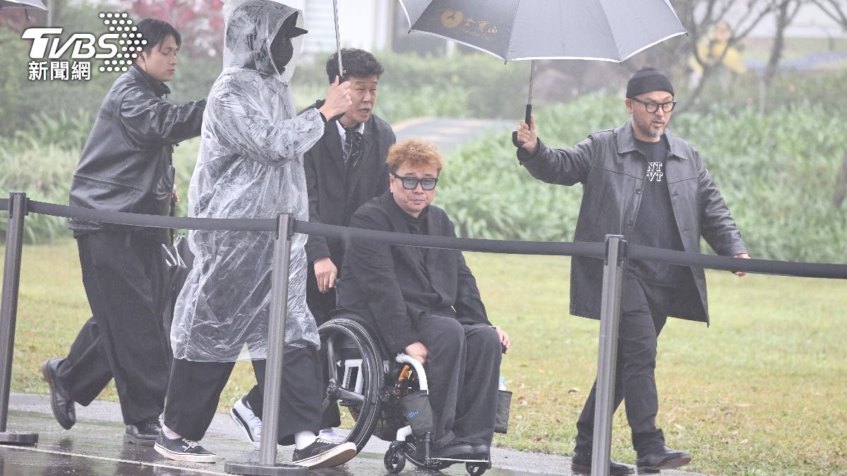 具俊曄所屬團隊「酷龍」搭檔姜元來坐輪椅出席。(圖/張哲鳴攝)