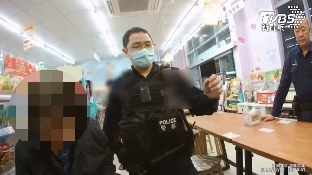 超商排隊穿梭貨架間,沒看清標示,排隊結帳先來後道產生肢體衝突(圖/TVBS)