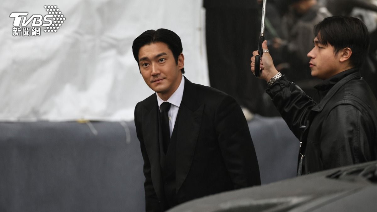 崔始源來了!S媽抱大S雕像慟「寶貝重生」 小S哽咽