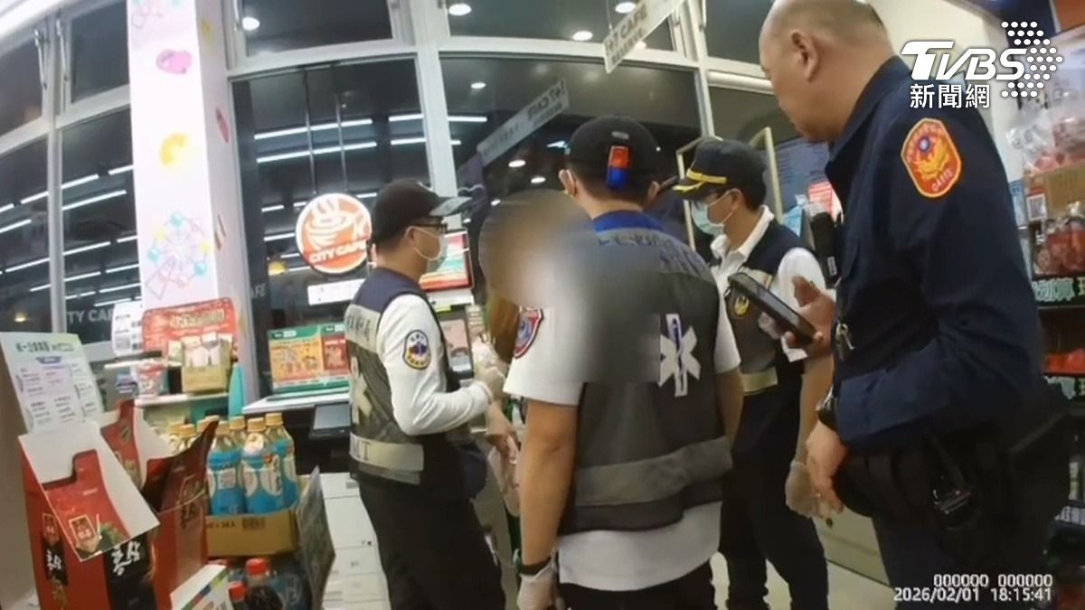 兩名女性顧客因結帳排隊產生糾紛,進而以徒手方式互相拉扯,警方到場後迅速控制場面(圖/TVBS)