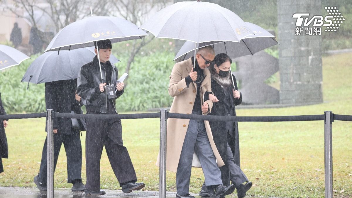 具俊曄午間挽著S媽入場。(圖／張哲鳴攝）