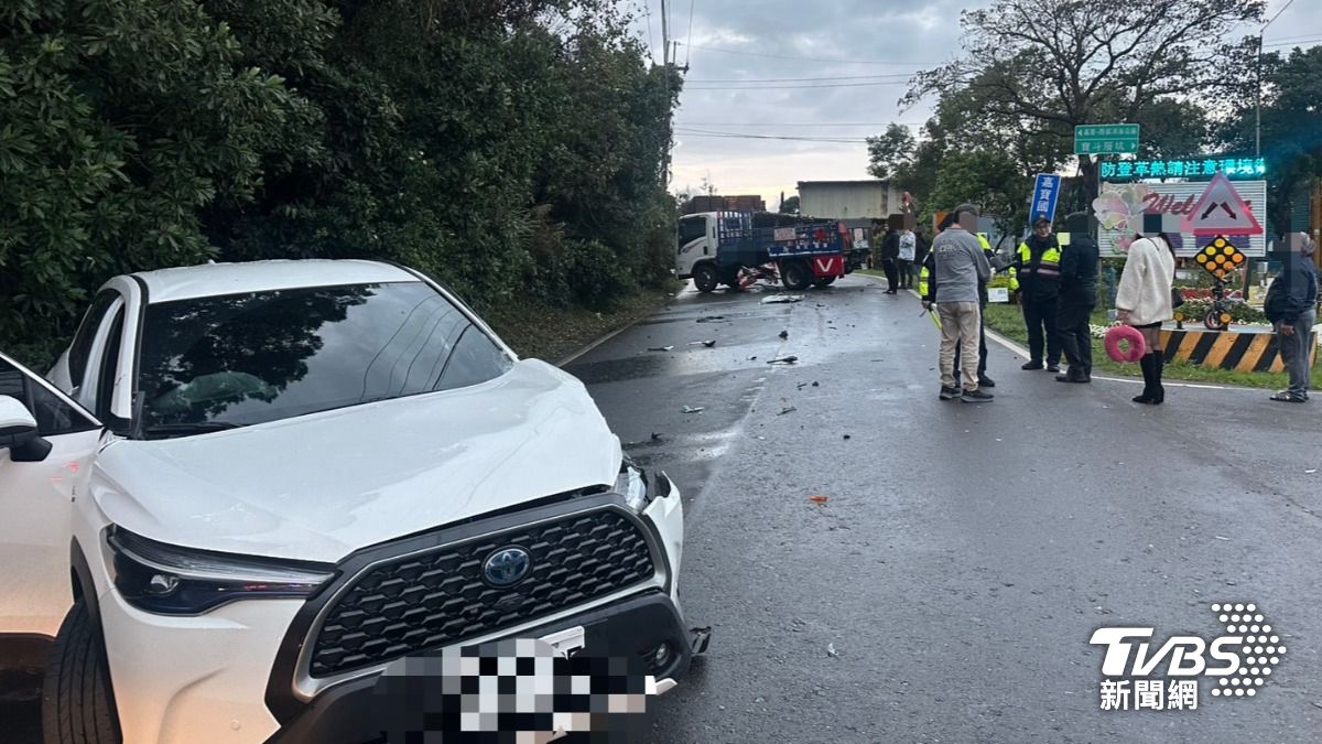 一名洪姓男子駕駛瓦斯車行經寶林路往台61線方向時,不慎與一輛小客車發生碰撞。(圖/TVBS)