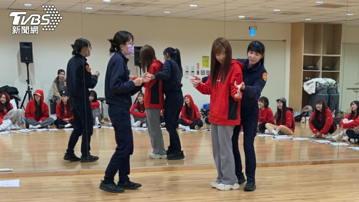 女性警員以實際互動演示,提醒隊員如何辨別騷擾。(圖/TVBS)