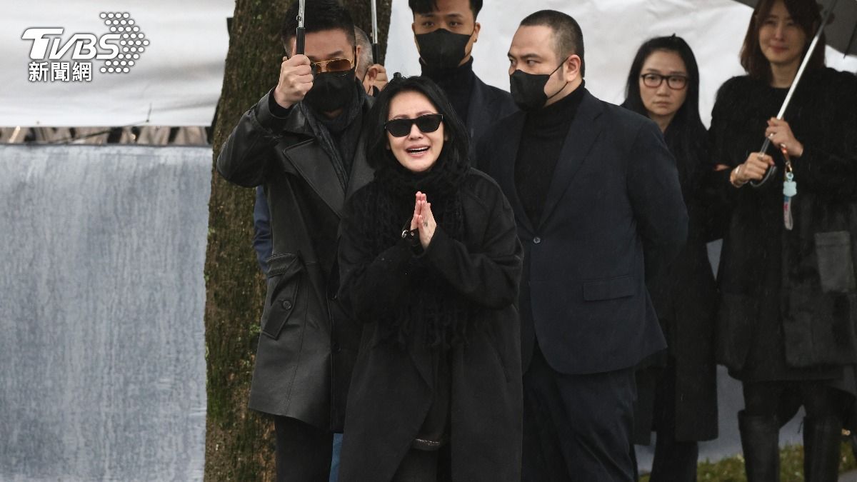 小S鞠躬致謝!好友全到齊「泛淚同框大S」 現場播具俊曄成名曲