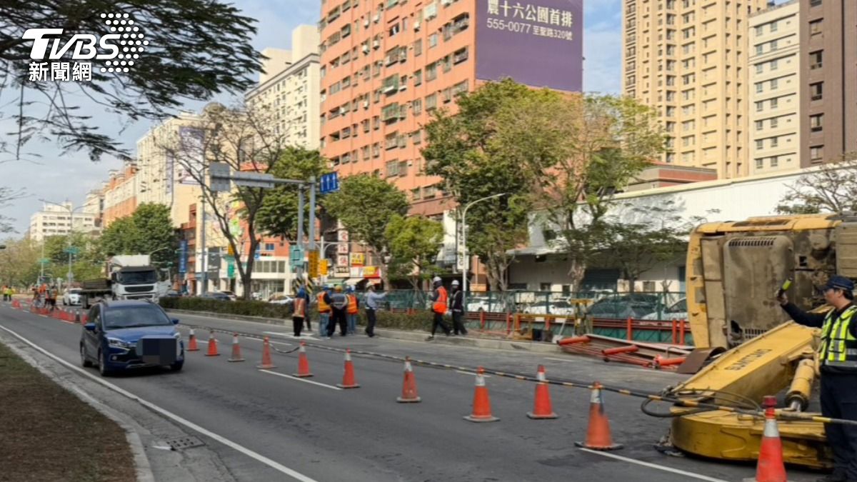 有片/高雄怪手「向前傾倒」翻覆 驚險瞬間曝光