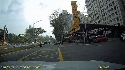 事發當時,怪手正在道路中央進行相關工程作業,下一秒卻突然向前傾倒,整輛車隨即翻覆在地,現場揚起一陣煙塵。
