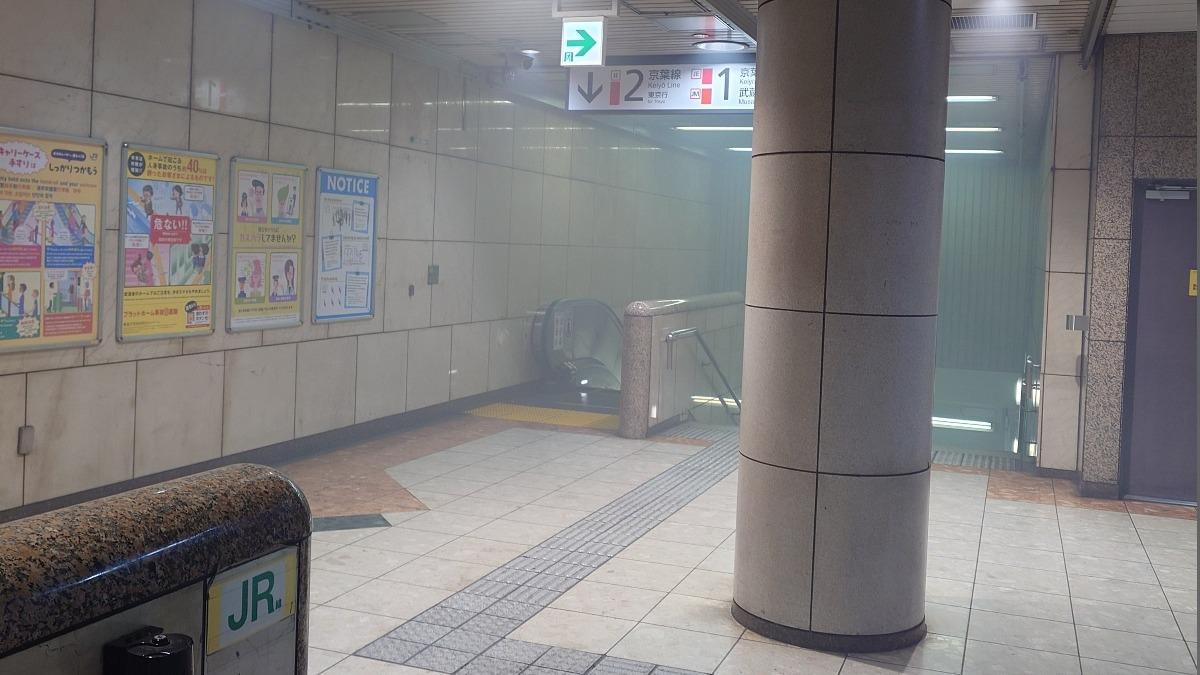 快訊／東京JR八丁堀站火警　疑手扶梯起火　「京葉線」雙向急停