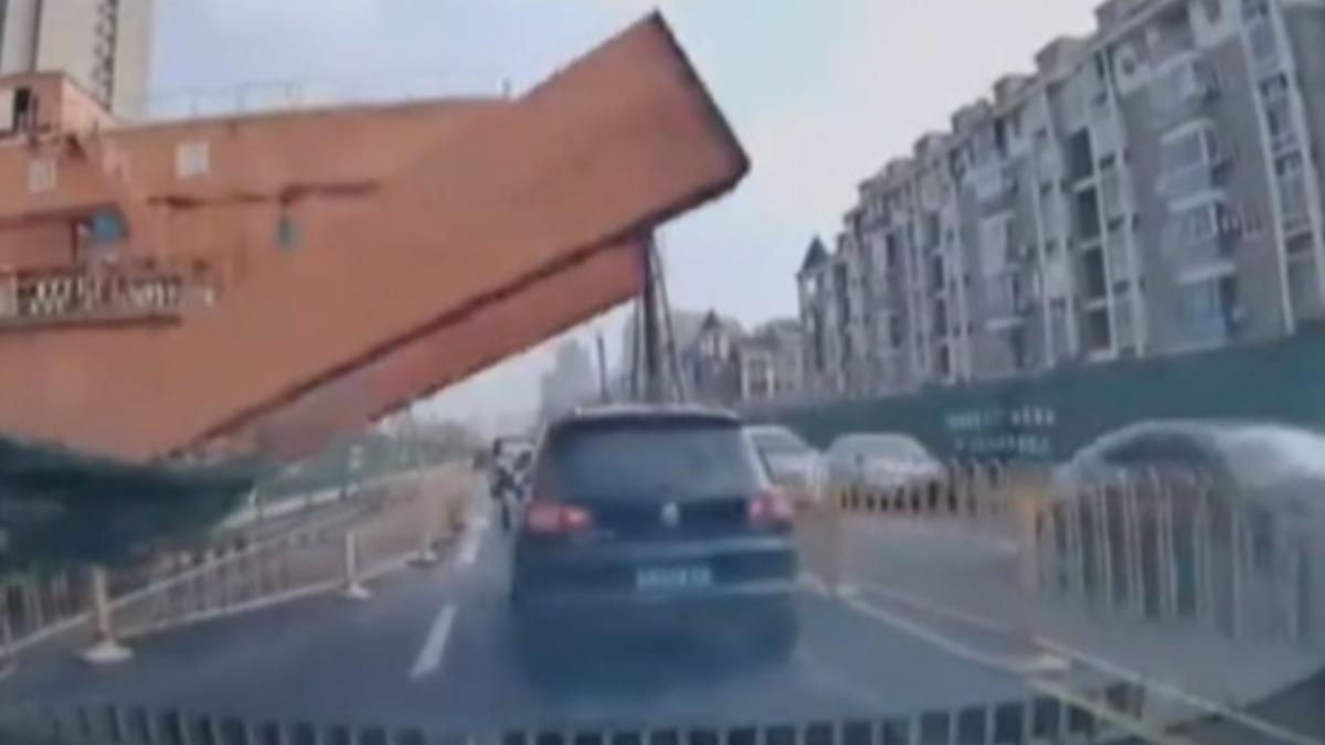 武漢起重機支撐柱突然傾倒，砸中行駛中的小客車。（圖／網路）