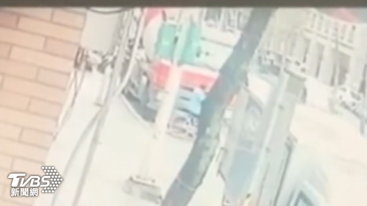 婦停車道上等紅燈,遭違停起步水泥車撞亡。(圖/TVBS)