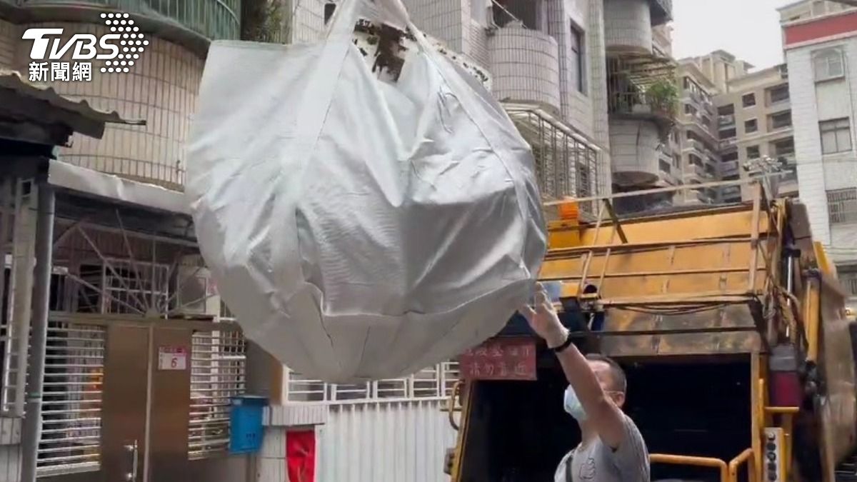 有住戶在家中長期囤積雜物,環保局上門竟清出八車垃圾。(圖/TVBS)