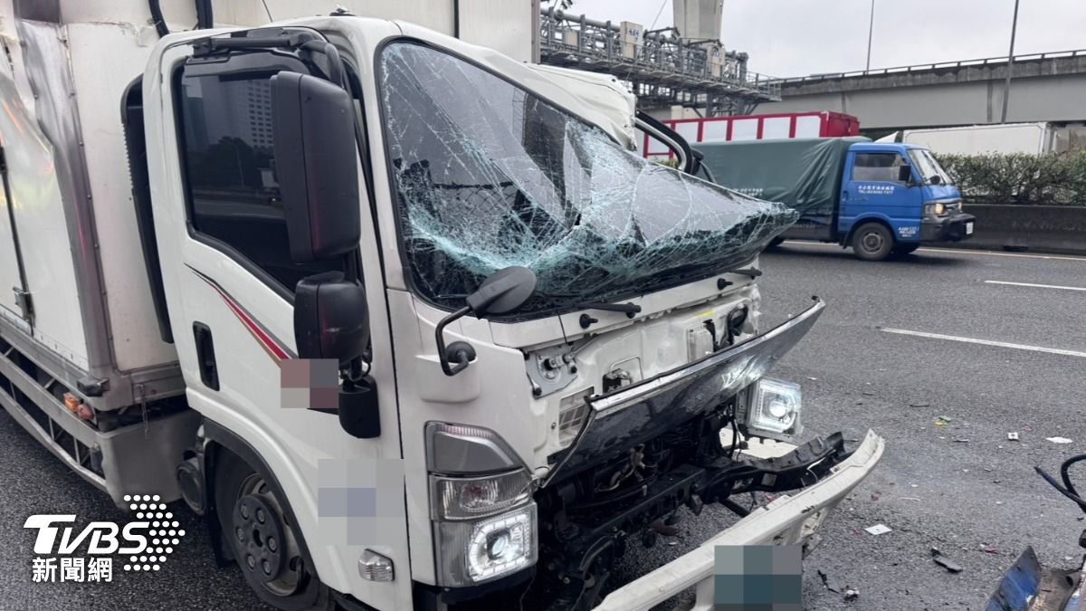 貨車車頭嚴重凹陷變形、擋風玻璃全碎裂。(圖/TVBS)