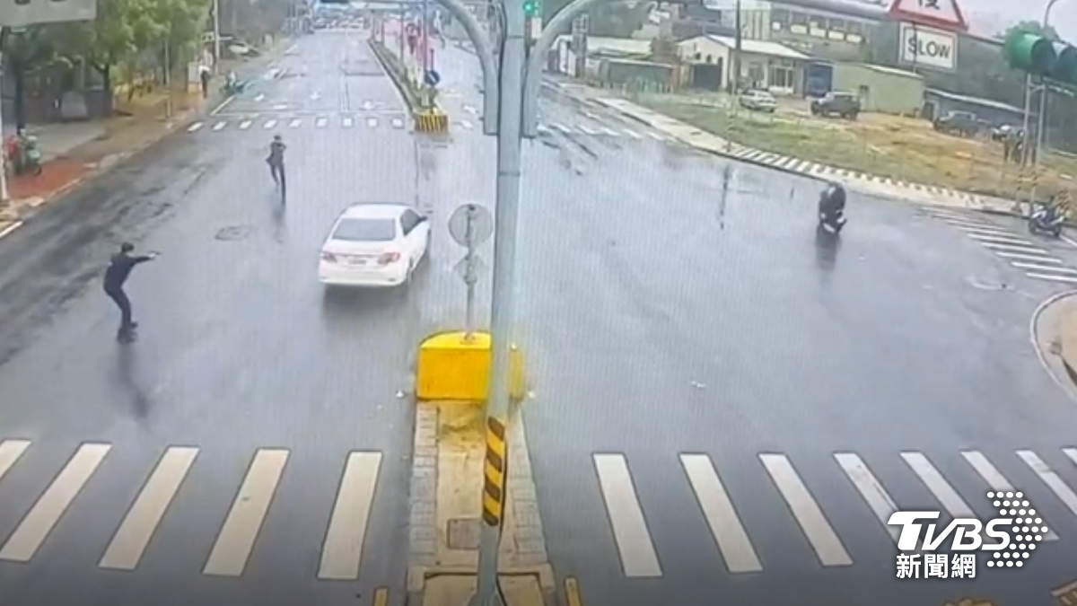 小客車不配合攔查逃逸,更試圖開車衝撞員警,警方開12槍警告。(圖/TVBS)