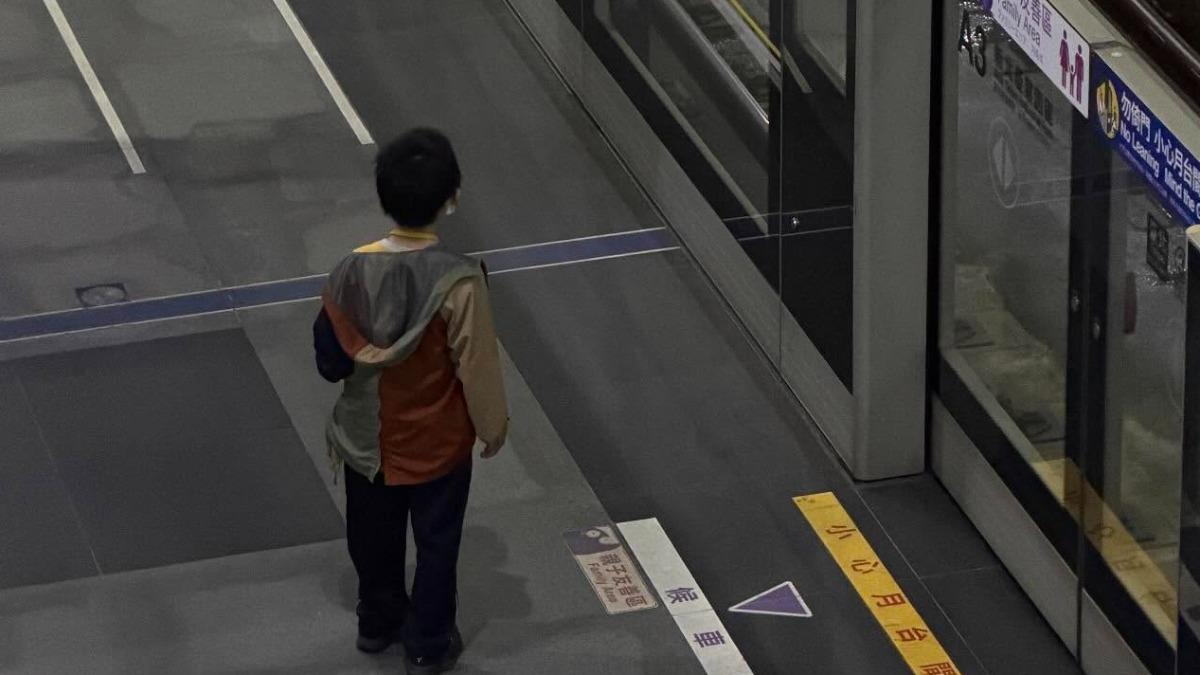 6歲男童深夜獨自等車。(圖/wang_lung915 threads)