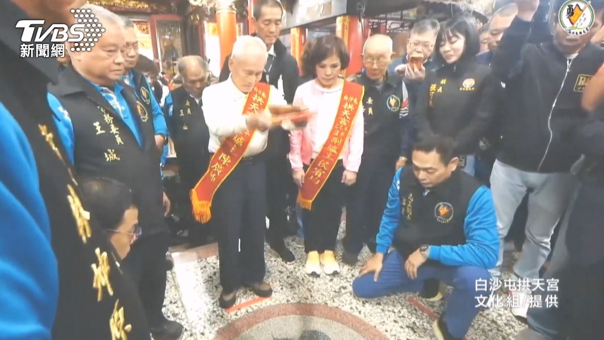 經爐主擲筊確認最終在4月12日(農曆2月23日)子時11點20分,順利擲出3個聖杯,確定進香日期。(圖/白沙屯拱天宮提供)