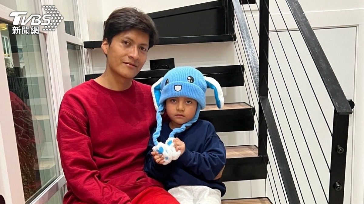 先前和爸爸一起被ICE抓走的厄瓜多5歲男童拉莫斯終於獲釋返家。(圖/達志影像美聯社)