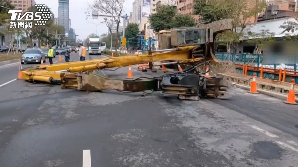 周邊多個監視器都拍下怪手翻覆的瞬間,所幸當時轎車已通過,未砸到任何人。(圖/TVBS)