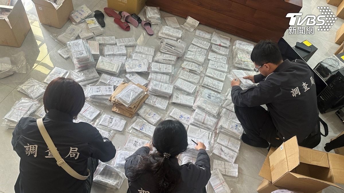 查扣人頭公司虛偽交易帳冊資料。（圖／調查局提供）
