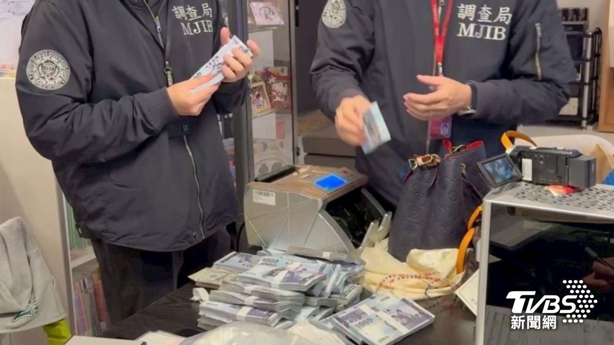 查扣1000萬元現金。（圖／調查局提供）