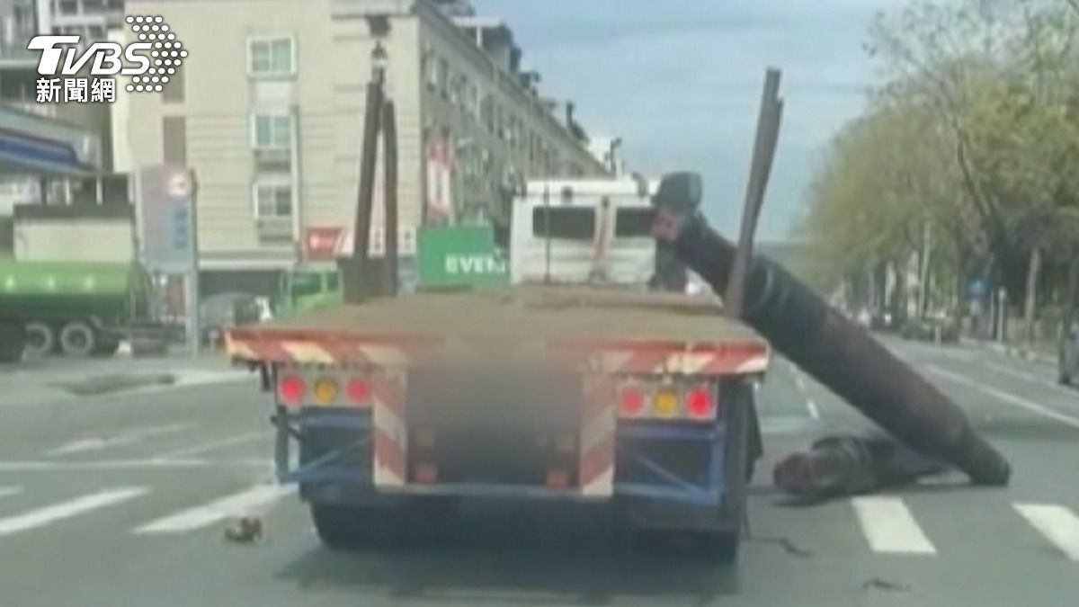 聯結車從遠處一路煞車,雖然沒有撞到前車,但因衝擊力太大,綑綁鋼製品的鍊子承受不住重量而斷裂。(圖/TVBS)