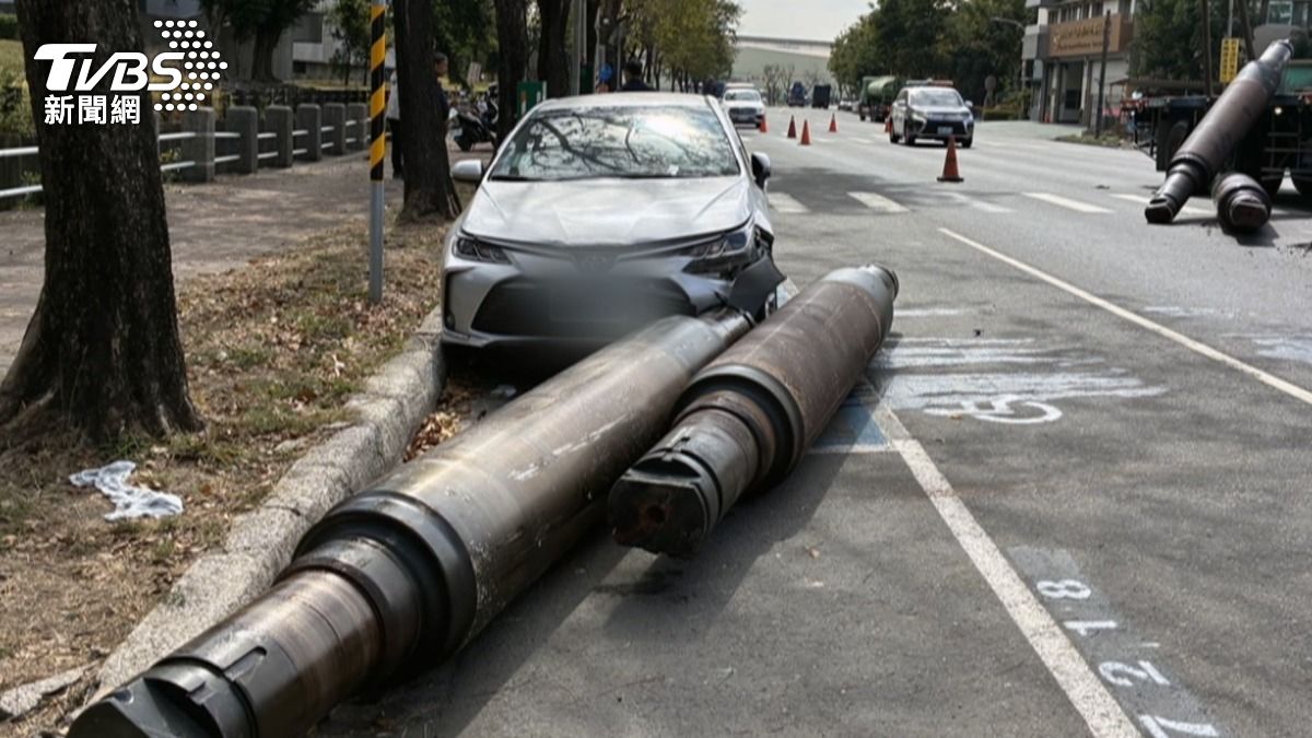 這起意外最無辜的受害者,是停放在車格內的銀色轎車,車頭前保桿直接被撞爛。(圖/TVBS)