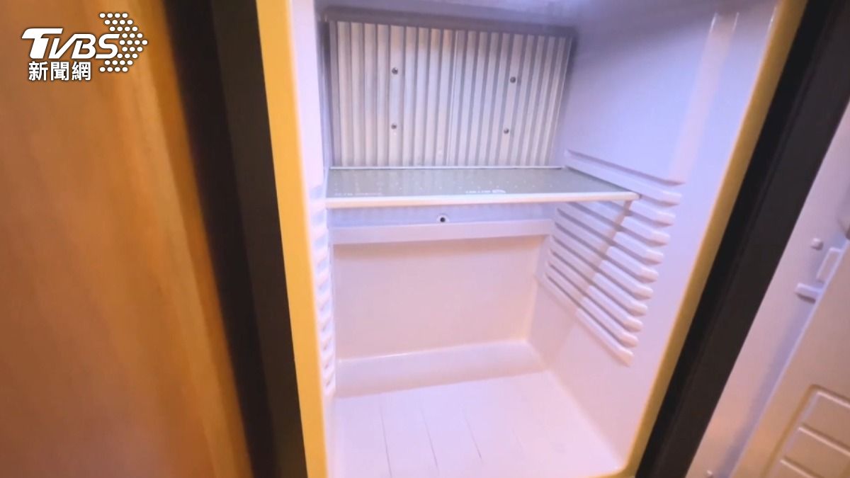 經檢查後確認是冰箱內氨氣外洩所致,已立即為顧客更換房間並免收房費。(圖/TVBS)