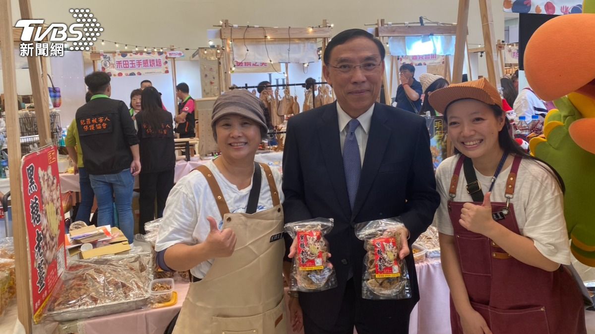 前法務部長蔡清祥在犯保協會舉辦的馨生市集嘉農行攤位買黑糖老薑。(圖/TVBS)