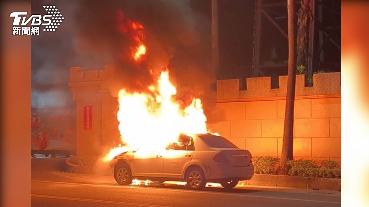 高雄大樹區，知名義大樂園旁，發生一起火燒車意外，一部汽車失控自撞後，不明原因起火燃燒。（圖／翻攝爆料公社）