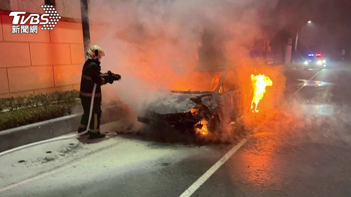警消獲報後火速抵達現場，員警指揮交通，消防員則迅速撲滅火勢。（圖／翻攝爆料公社）