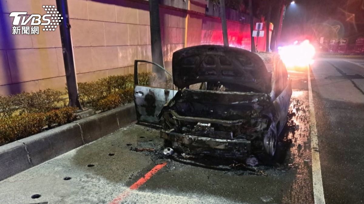 駕駛失控打滑後撞上路圍，汽車竟不明原因自燃，火勢越燒越旺，整部車燒得宛如廢鐵，只剩下骨架。（圖／翻攝爆料公社）