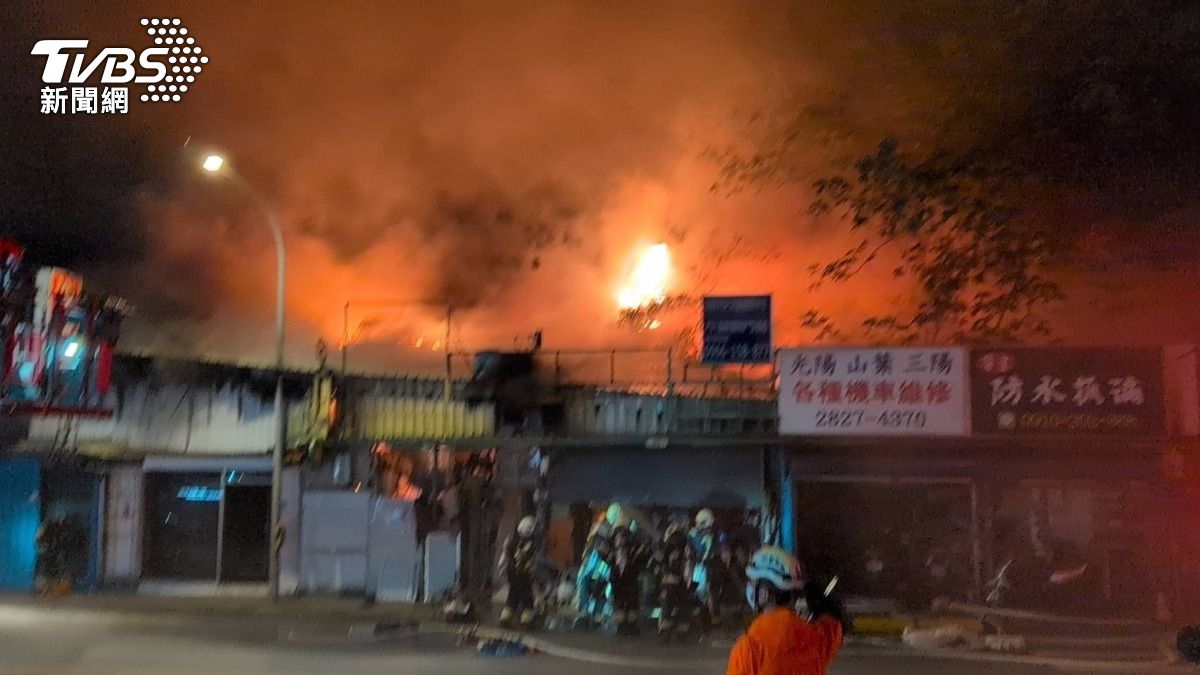 北投區公館路上一處鐵皮屋發生火警。（圖／TVBS）