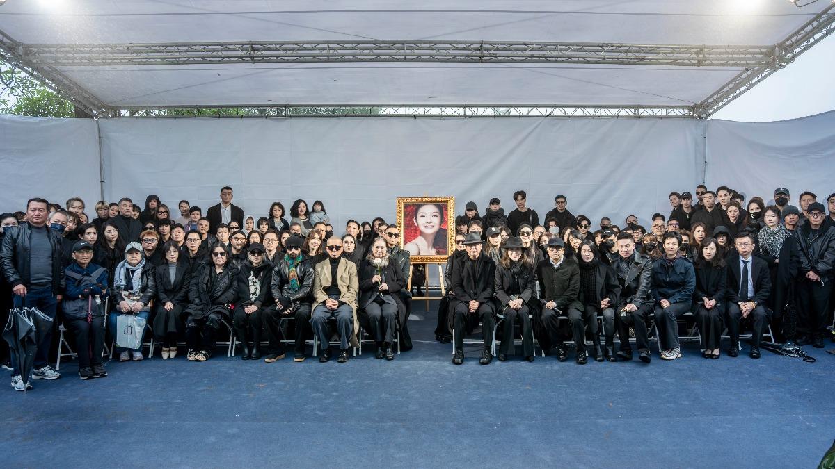 親友們與大S的遺照合照。(圖/經紀公司提供)