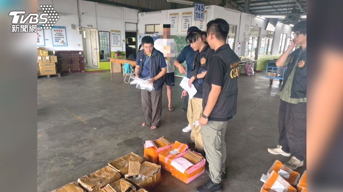 當執法人員打開冰箱,發現裡頭整齊排滿瓶瓶罐罐,外觀標示為清潔劑或管道疏通劑。(圖/TVBS)