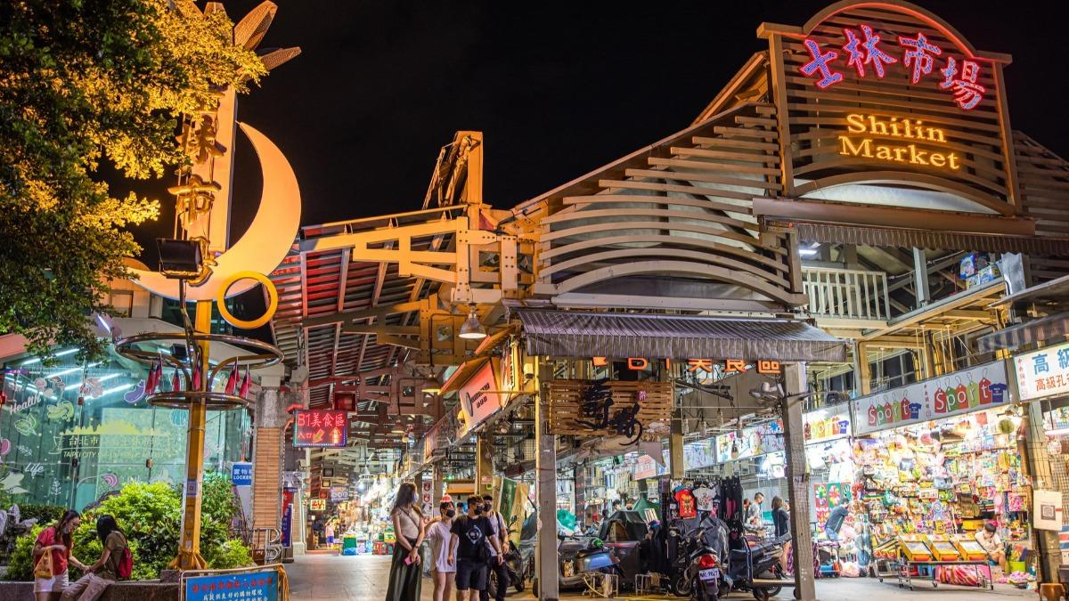 士林夜市匯集各式美食與店家,為臺北經典夜市之一。(圖/台北市觀傳局提供)