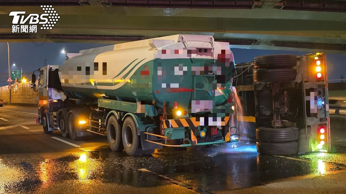 國道1號台南仁德路段車禍,油罐車槽體破裂,95汽油漏滿地。(圖/TVBS)