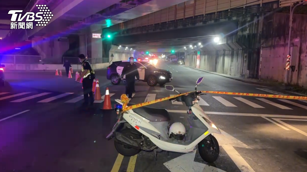 由於95汽油滲漏到高速公路橋下,警方封鎖部分平面道路。(圖/TVBS)