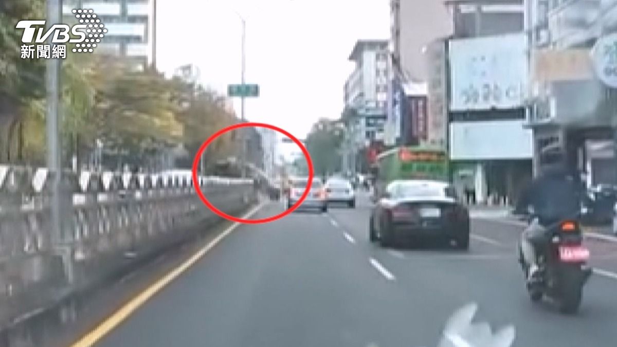 76歲翁疑身體不適「高速暴衝撞分隔島」車彈飛對向車道頭胸重傷。(圖/民眾提供)