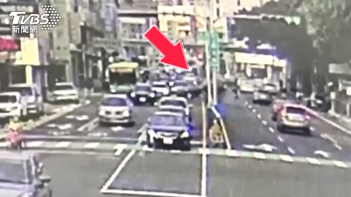 76歲賴姓男子駕駛黑色轎車時,疑似身體不適,突然高速暴衝撞上道路中央分隔島,整輛車彈飛至對向車道。(圖/民眾提供)