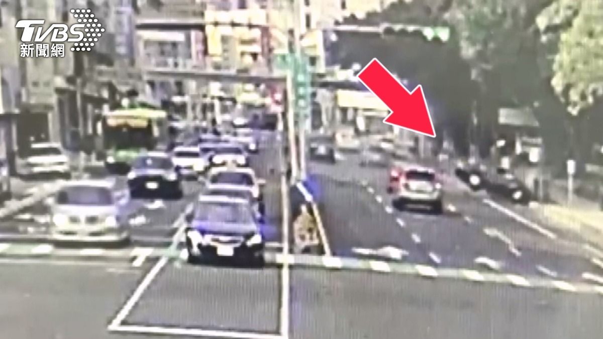 當時對向有一輛公車及兩部轎車行駛,幸運地均閃避成功未遭撞擊。(圖/民眾提供)