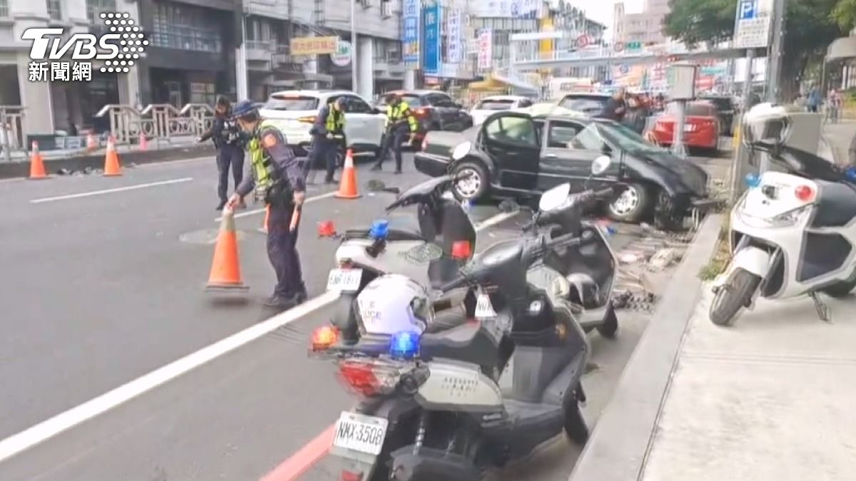 車內安全氣囊已全數爆開,座椅上還留有斑斑血跡,賴姓駕駛一度受困車內。(圖/TVBS)