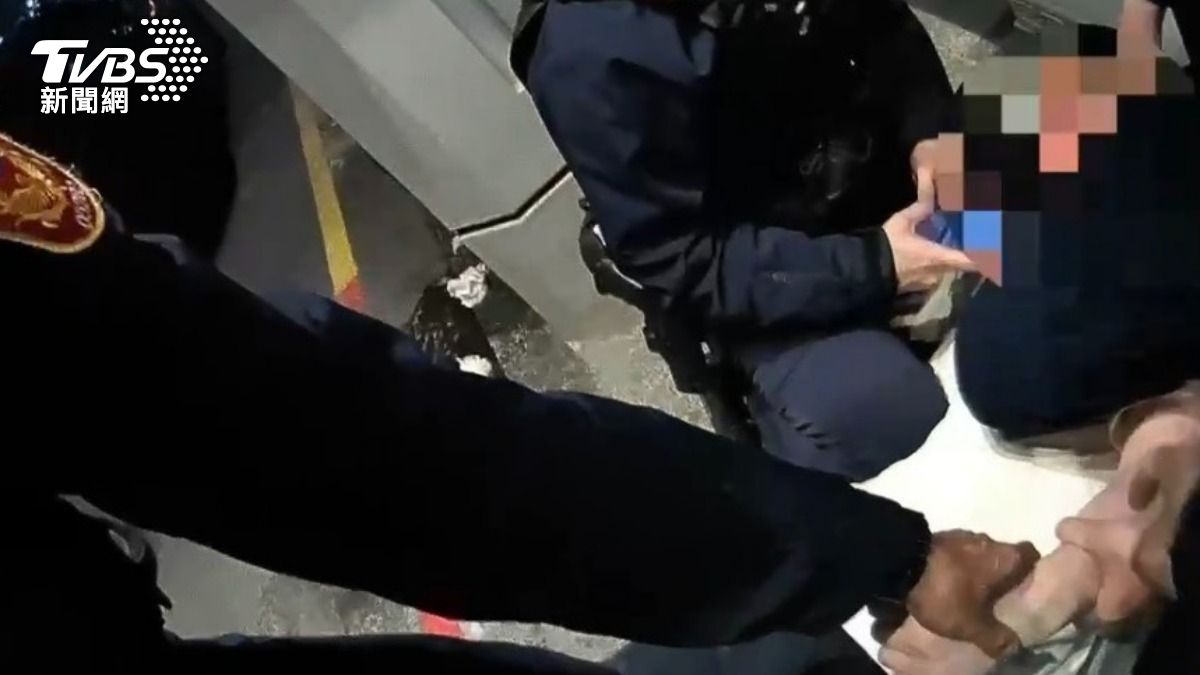 4名男子因為飲酒過量而大聲喧嘩,警方帶返派出所管束。(圖/TVBS)