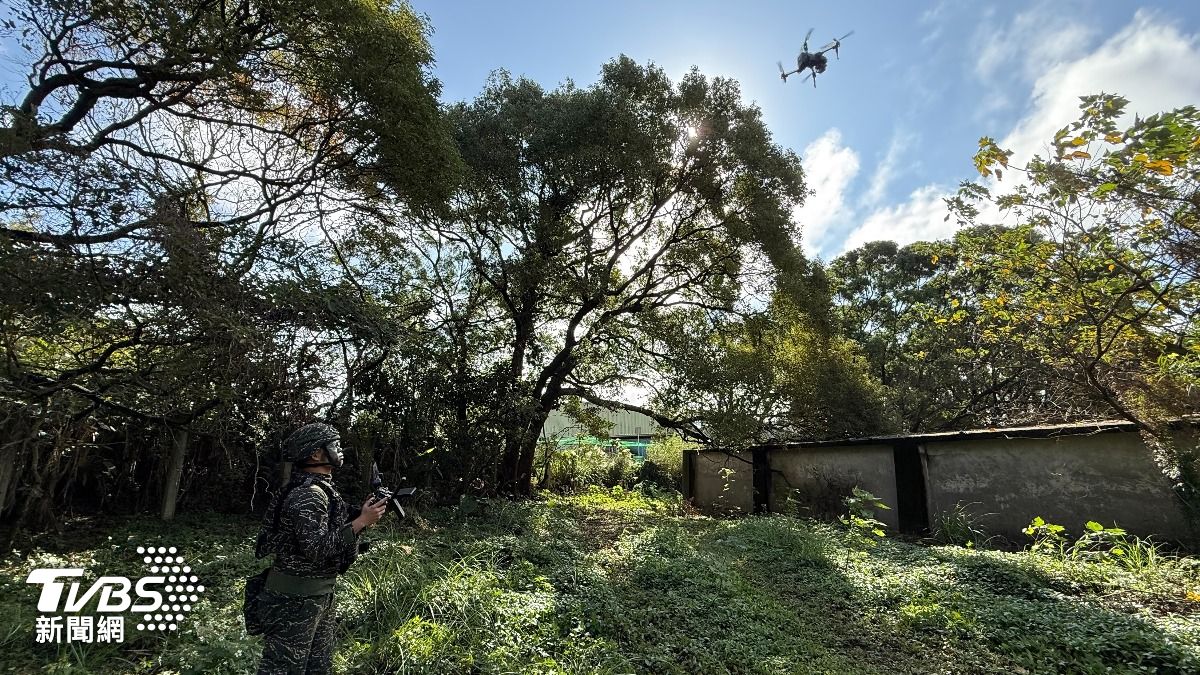 海軍陸戰隊六六旅人員，運用軍用商規的監偵型無人機，在城鎮作戰前，再次確認敵情變化。(圖／TVBS)