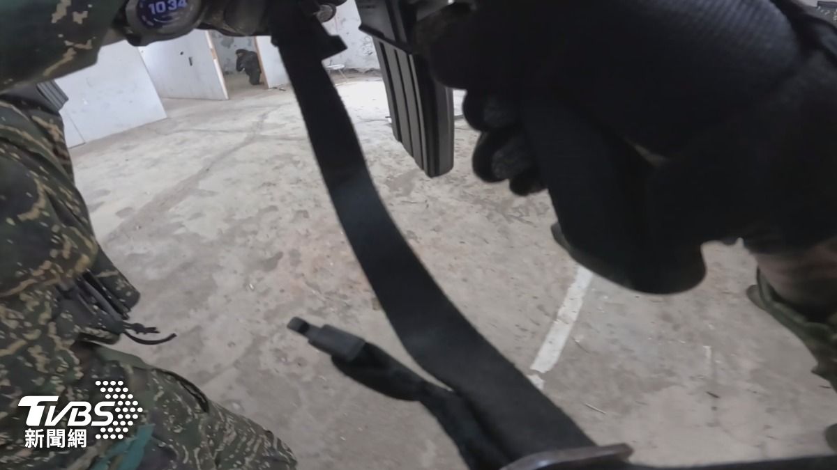 陸戰六六旅突擊組，進行限制空間戰鬥訓練，用真槍裝填空包彈，與扮演假想敵的幹部進行攻防演練。(圖／TVBS)