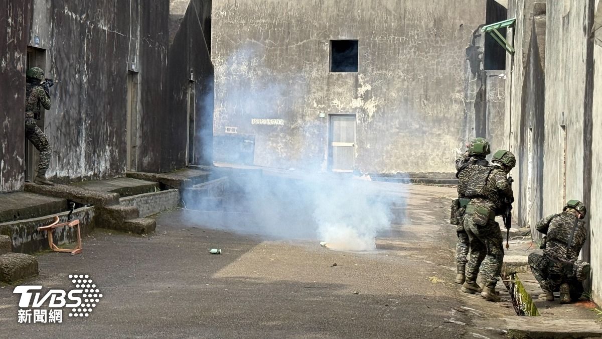 過去陸戰隊以兩棲與野戰任務為主，隨著防衛想定與地形條件轉變，城鎮戰已成為重點訓練科目。(圖／TVBS)