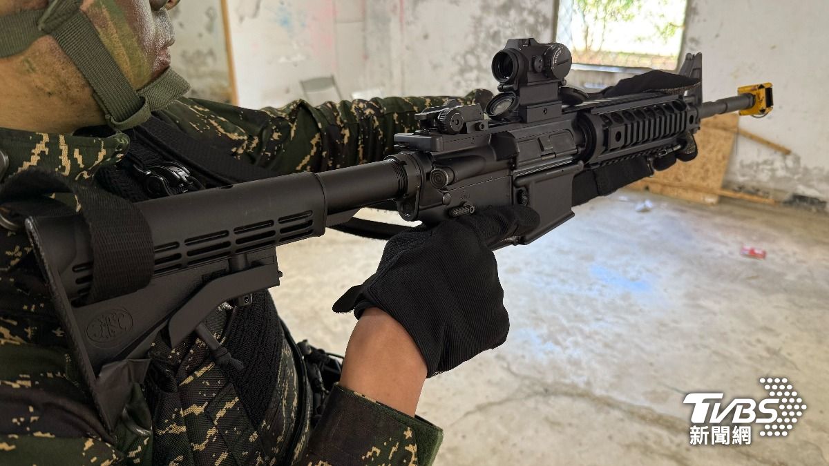M4A1步槍具左右手保險設計，利於近距離作戰所需的射擊角度調整。而其上方裝掛的內紅點瞄準具也成為陸戰隊員標準配備。(圖／TVBS)