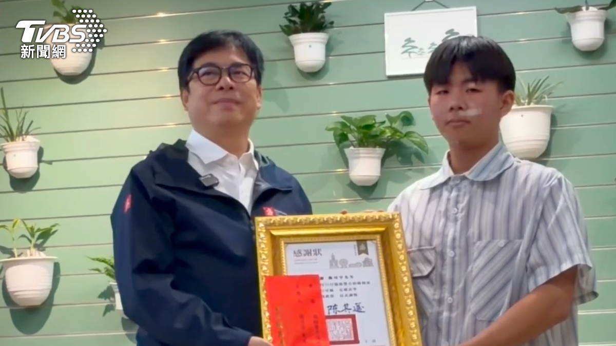 老夫妻遭清潔員暴揍!男大生挺身勇救 陳其邁首發聲:值得肯定