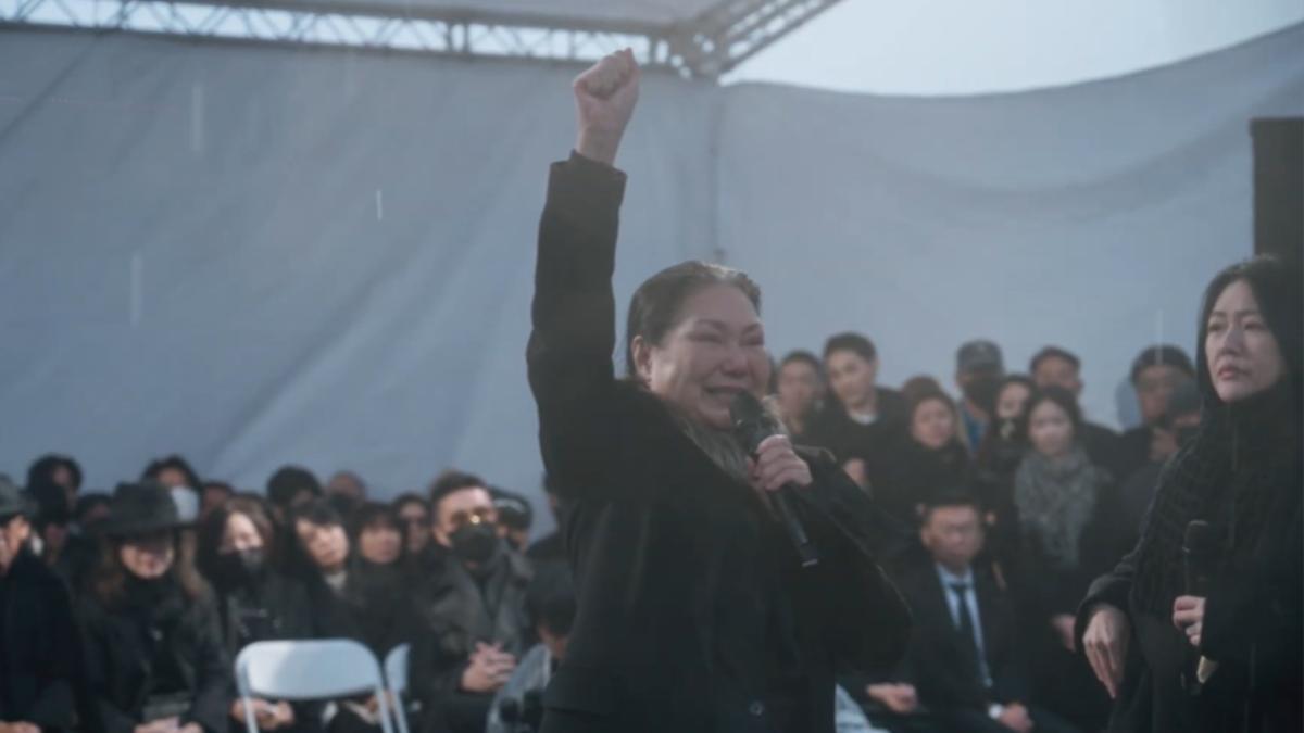 S媽對著大S雕像高喊：「寶貝，妳重生了！」（圖／經紀公司提供）