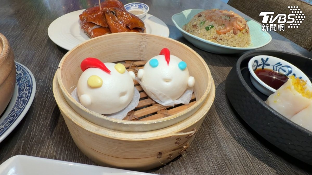 高雄餐飲店也搭上超人力霸王這波熱潮,推出了超人力霸王蒸包,圓圓眼睛,紅色頭盔讓人不忍一口咬下(圖/TVBS)