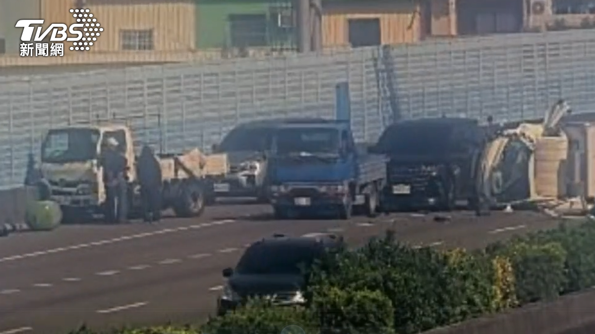 現場5車撞成團。（圖／TVBS）
