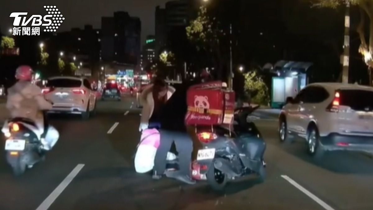 外送員自摔倒地，熱心民眾圍人牆護傷者。（圖／j__shirley threads）