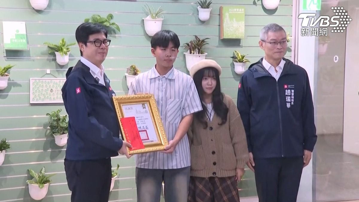 高雄市府公開表揚英勇救人的簡姓男大生,表揚簡同學勇救老夫妻行為(圖/TVBS)